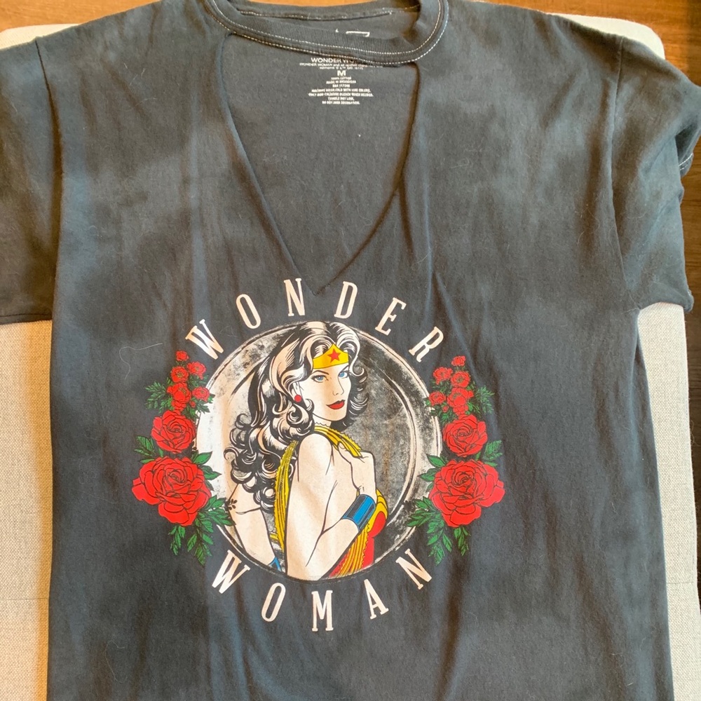 V-neck Wonder Woman black and grey tie-dye
